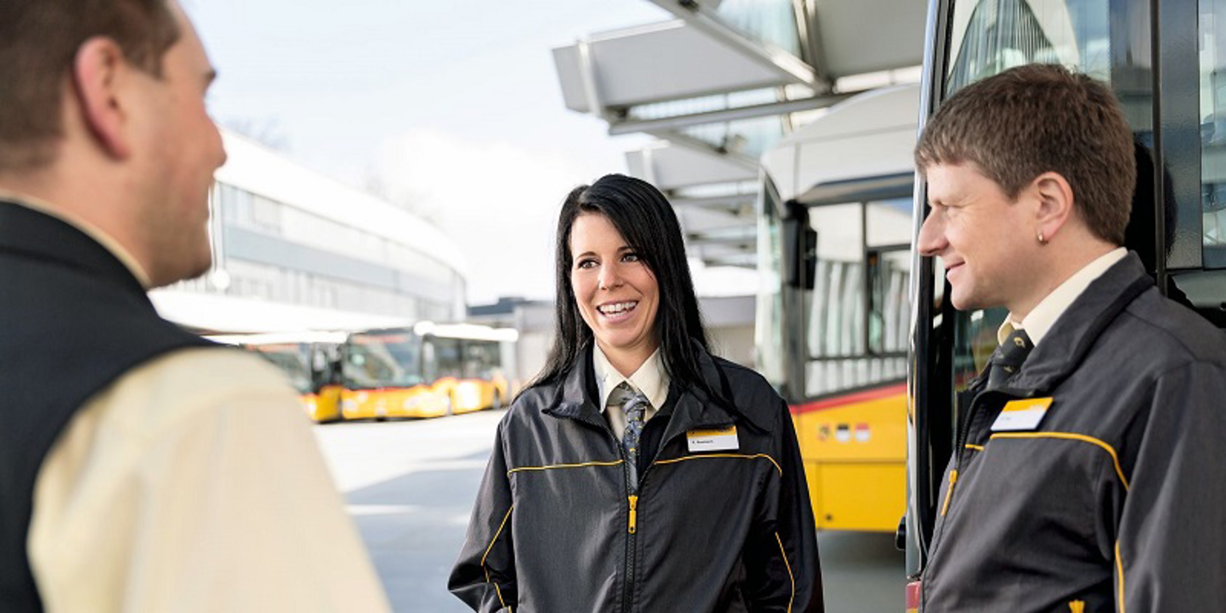 PostAuto-Angestellte, die sich unterhalten